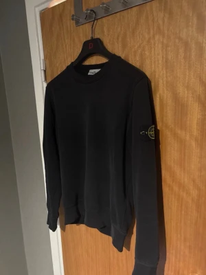 Stone Island sweatshirt - En grym stone island sweatshirt!  100% ÄKTA!!!  Bild 3: högerarm lagad defekt som gått upp igen.   Bild 4: vänster arm liten defekt.   Släpps billigt på grund av defekterna.
