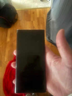 Samsung Galaxy s22 ultra 128gb olåst med kvitto - Säljer min Gammla Samsung Galaxy s22 ultra 128gb i bra skick förutom en liten skada på baksida . Laddare och kartong medföljer. Samt även kvitto. KOM MED BUD ANNAES DÅ TELEFONEN BARA LIGGER