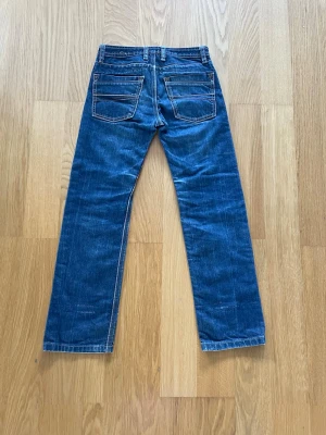 Snygga jeans - Säljer ett par snygga blåa Diesel jeans. Materialet är bra kvalitet och är tåligt. Storlek 10. Om ni har några frågor, skriv gärna!