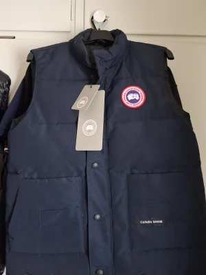 Svart dunväst från Canada Goose - Marinblå cg väst, inga defekter. Pruta gärna ner den om priset känns för högt!