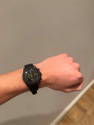Omega Mod - Omega moonswatch mod med silikon armband. Det ursprungliga bandet är inkluderat. Hör av dig vid minsta fundering!