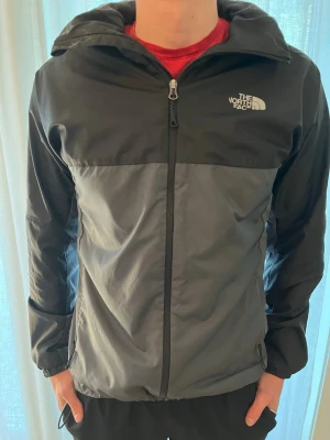 The north face jacka svart/grå - Säljer en the north face jacka i hyfsat skick. Den har en fläck på nedre ryggen men de syns knappt. Om man vill får bort den måste man ta medel och tvätta. Storleken S 