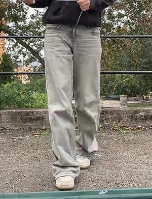 Baggy ljusgrå jeans - Säljer ett par baggy ljusgrå jeans med raka ben, Jeansen har låg midja och avslappnad passform, 