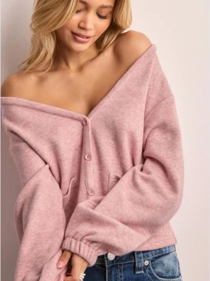 Rosa kofta  - Mysig rosa kofta i oversized modell med knäppning framtill och två fickor. Koftan har långa ärmar med resår vid ärmslut och är gjord i ett mjukt, stickat material.