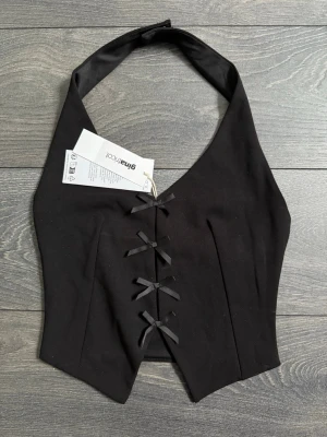 Helt ny topp gina - Helt ny topp från Gina med prislapp! Söta rosettdetaljer, nypris 300, går ty justera hur tajt man vill ha den i nacken, se sista bilden🩷strl xs