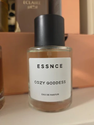 Essnce Cozy Goddess Eau de Parfum - En stilren parfymflaska från Essnce med doften Cozy Goddess. Testad och fantastisk men för lik fler jag redan har 