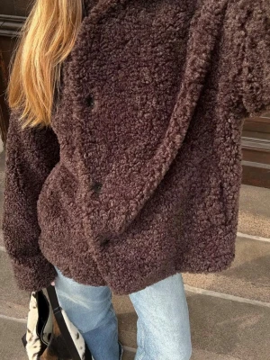 Pilejacka  - Säljer denna slutsålda pilejackan från Gina Tricot som är i storlek XS