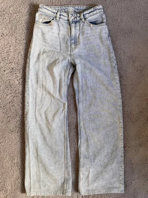 Snygga jeans ifrån monki i en gammal model  - Säljer ett par monki jeans av en gammal model. Jeansen är straight/baggy och kommer med snygga detaljer. De är i jätte bra skick! Storlek 26, passar någon som är ungefär 160cm