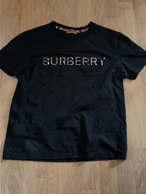 Burberry  t shirt - Säljer denna riktigt snygga byrberry tröjan då den tyvärr är för liten för mig. Den e storlek S och är ritkigt bra nu inför sommaren. Pris går o diskutera hör av er vid frågor.