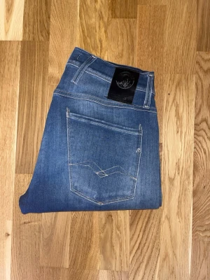 Replay anbass jeans - Tja, säljer dessa tvärfeta replay anbass hyperflex jeans i mycket fint skick! Riktigt sköna med go stretch! Hör av er vid fler frågor🤝
