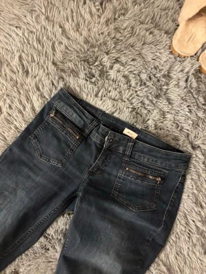 Mörkblå bootcut jeans med dragkedjor - Helt nya, endast provade