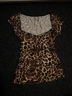 Leopardmönstrad topp från Nelly - Använd men i bra skick. Nypris 199 kr. Du betalar frakten.                                                                      Det är bara att höra av sig om du har funderingar🤗
