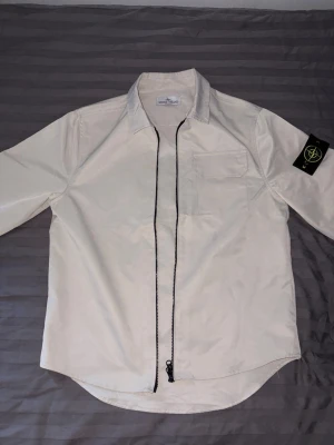 Stone Island overshirt - Riktigt fin overshirt från Stone Island. Perfekt för dig som som gillar overshirts
