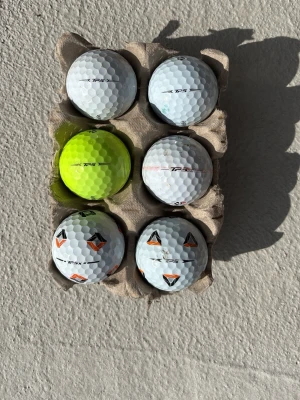 Taylormade tp5. B-C klass. 6-pack - Taylormade TP5. B-C klass. Bollarna har allt ifrån pyttesmå märken till några lite större märken (mindre än myra) Fortfarande fullt spelbara! För dig som vill ha märkes bollar till bra pris (inte toppkvalite ) utan att behöva sälja dina organ!👊👍