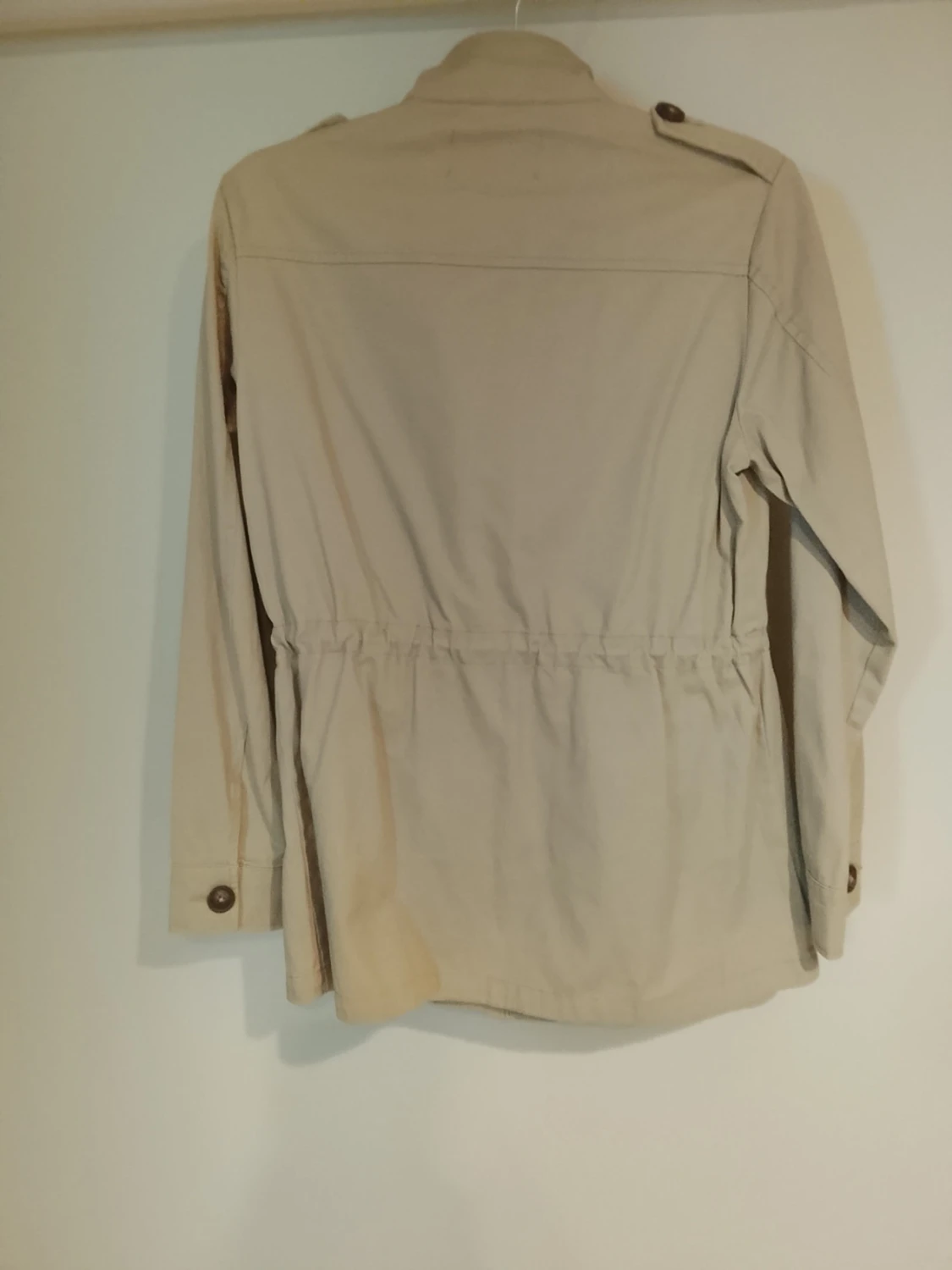 Beige rock med ståkrage och fickor - 4