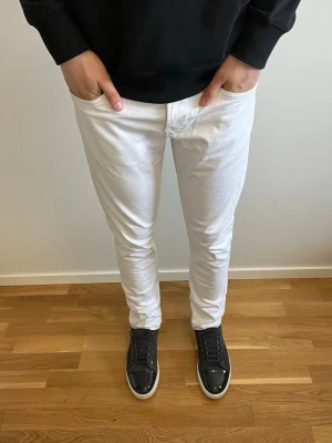 Dondup George jeans - Tja, säljer nu dessa tvärfeta dondup George jeans i mycket fint skick! Nypris cirka 4000kr, säljs för endast 799kr. Midja 40cm. Längd 100 cm. Hör av er vid fler frågor🤝