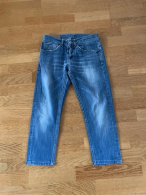 Dondup George jeans - Ett par riktigt feta dondup George jeans i storlek W32 Längd 81cm (lite längre) Inga defekter förutom att lappen på insidan har ett jack