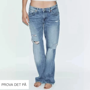 Blåa Zara jeans med hål - Populära och helt slutsålda jeans från Zara. Så snygga med passade tyvärr inte, så är helt nya😇😇 Skicka gärna prisförslag så kommer vi överens om nått💞💞