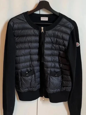 Moncler Cardigan - Snygg svart jacka från Moncler. Perfekt jacka lm man vill hålla sig lite extra varm. | Inga defekter | Använda max 4-5 gånger | Kom DM för frågor💕