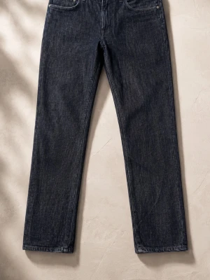 Mörkblå raka jeans från acne studio  - Snygga mörkblå jeans från acne studio  med rak passform och klassisk femficksdesign. Tillverkade i robust denim med subtila sömmar och utan synliga loggor. Perfekta för en clean och tidlös look.