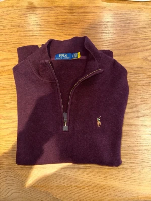 Vinröd halvzip från Polo Ralph Lauren - En nästan oanvänd, vinröd quaterzip från Polo Ralph Lauren. Bilderna beskriver färgen bra! 