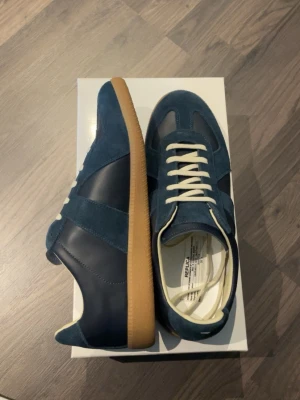 Maison margiela skor - Nya stilrena maison margiela i mörkblå färg. Storlek 43 passar 42! Perfekt nu till sommarn☀️hör av dig för mer bilder/info⁉️BVSA.