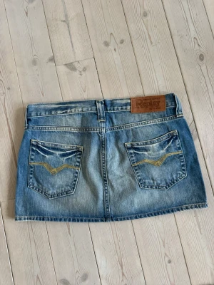 Replay vintage jeanskjol - Äkta replay vintage jeans kjol i bra skick. Passar både S och XS