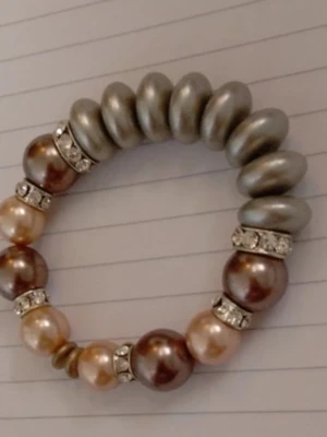 Pärlarmband med silverdetaljer,Snö of sweden - Snyggt armband med stora pärlor i silver, brunt och beige samt glittriga detaljer mellan pärlorna. Armbandet har en cool mix av runda och platta pärlor som ger en unik look. Perfekt accessoar för att lyfta din outfit.