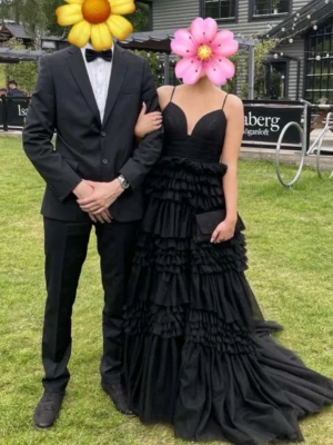 Balklänning  - Balklänning jag hade på balen förra året Volang, litet släp Inga defekter Orginalpris 6000kr - butik i london  Jag är 166cm lång, klänningen är uppsydd till min längd med enkel tunn söm, går att sprätta upp vid behov 165-180 i längd Har vanligtvis S Pris går att diskuteras, skriv vid frågor💗