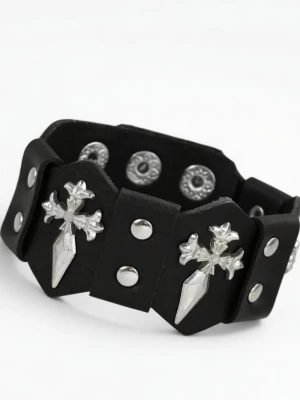 Armband punk kors - Armband punk kors. Längd 24 cm. Bredd 4 cm. Faux läder.