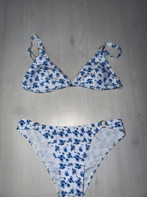 Supergullig bikini - Jättegulligt bikini set! Storlek S! Ny utan prislapp! Underdelen är lågmidjad! Överdelen har vaddering!