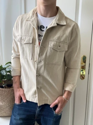 Studio total overshirt  - Studio total overshirt, personlig favorit. Inga defekter! Modellen i bilderna är 180 cm 75 kg och bär Storlek M , Kom med frågor! 🌟 (Kan gå ned i pris vid köp av paket 😉) 