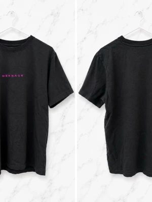 MENNACE T-shirt – minimalistisk stil - Svart T-shirt från Mennace i storlek L med clean rosa logga framtill. Enkel, modern och lätt att styla. Bra skick! 