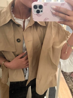Poncho trenchcoat  - Jättesnygg trenchcoat poncho från Cos! Nypris 1300kr!