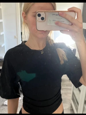 Svart basic t-shirt med loose fit - En svart t-shirt med loose fit och korta ärmar. Enkel och stilren design utan tryck eller mönster, perfekt till jeans eller kjol. T-shirten har rund halsringning och är tillverkad i mjukt material.