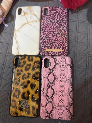 Fyra trendiga mobilskal med mönster - Säljer fyra snygga mobilskal med olika mönster: ett i vit marmor, ett rosa leopardmönstrat, ett klassiskt leopardmönstrat och ett rosa ormskinnsmönstrat. Perfekt för dig som vill variera stilen på din mobil! Passar modeller med dubbla bakre kameror.