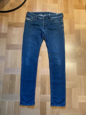 Mörkblåa diesel jeans - Säljer dessa snygga diesel jeans för endast 250kr. De är i storleken W33 / L32 och är i perfekt skick utan några defekter. Modellen på jeansen är skinny. Om ni har några frågor är det bara att höra av sig!