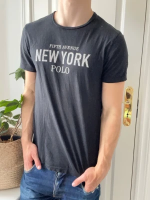 Ralph lauren tee   - Ralph lauren t-shirt, Inga defekter! Modellen i bilderna är 180 cm 75 kg och bär Storlek M  , Kom med frågor! 🌟 (Kan gå ned i pris vid köp av paket 😉) 