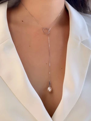 Stilrent pärlhalsband - äkta pärla i silver - Det enda smycket du behöver för bröllop, fest och jobbet. Ett stilrent och elegant pärlhalsband med äkta pärla och minimalistisk silverdesign. ✔️Helt nytt ✔️Äkta pärla ✔️Mycket hög kvalitet Längd: ca 45 cm Kedjan: Sterling silver