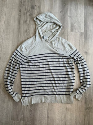 Randig Ralph Lauren hoodie -S- - En väldig fin hoodie, inga hål eller likande skavanker, tagen håller dock på att trilla av i nacken men inget som påverkar utseendet på tröjan! Storlek S sitter som vanlig S skulle jag uppskatta⭐️