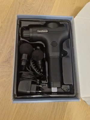 TrendRehab massagepistol svart - Elektrisk massagepistol från TrendRehab i svart plast med flera utbytbara massagehuvuden och laddare. Ergonomiskt handtag och kompakt design, perfekt för muskelavslappning och återhämtning efter träning.