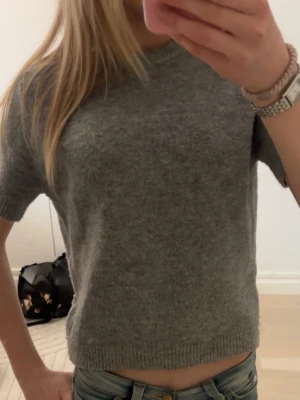stickad tröja Zara - Mysig grå stickad tröja från Zara med korta ärmar. Sitter som xs.