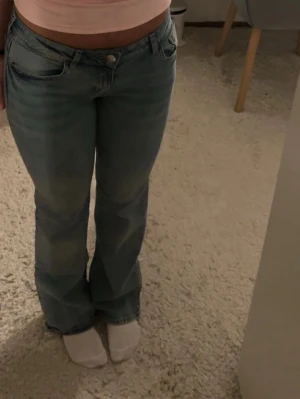 Lågmidjade jeans  - Lågmidjade jeans i storlek 36, använda fåtal gånger. Välj instabox som frakt 