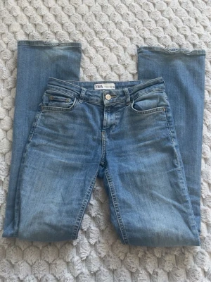 Bootcut jeans  - Säljer ett par blå jeans från Zara i storlek 34💞