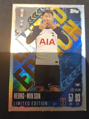 Fotbollskort Heung-Min Son Topps - Limited Edition samlarkort med Heung-Min Son från Topps. Kortet har glansig yta med blå och guld detaljer, spelarens namn och statistik tryckt på framsidan. Perfekt för dig som gillar fotboll och samlarkort.