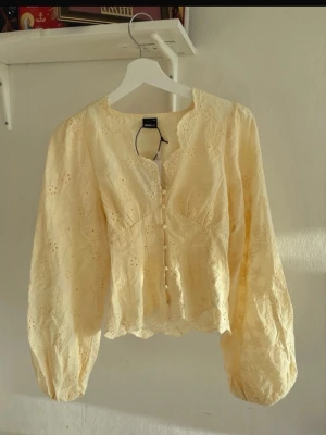 Ljusgul balloon sleeve blus - Gina Tricot  - Ny fin slutsåld blus med prislappen på 
