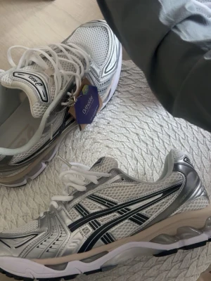 Asics gel kayano 14 - Sköna sommar skor, våga lägga bud inget bud skadar, och så får du rabatt om du köper de snabbt!                                                                                                    kontakta för intresse😁