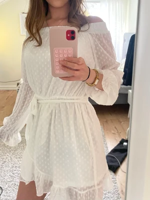 Jättefin off shoulder klänning - En Såå fin klänning från NLY trend, storlek 34💗