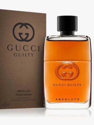 Gucci Guilty Absolute Pour Homme parfym - Gucci Guilty Absolute Pour Homme är en lyxig parfym i en stilren, rektangulär glasflaska med bärnstensfärgad vätska och svart kork. Flaskan har Guccis ikoniska logga och text i guld.