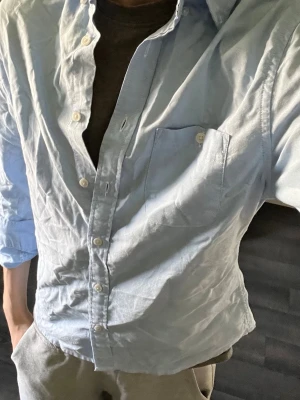 Dressmann skjorta S  - Riktigt snygg ljusblå skjorta från Dressmann. Linne-Aktigt material. Knappt använd. Ge den en strykning och den är 10/10. Slim fit. Perfekt skjorta för sommaren. 